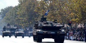 Κόσμος βλέπει άρμα μάχης να περνάει στη παρέλαση