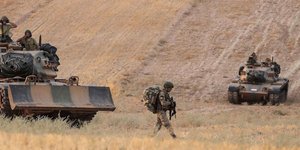 Τανκ και στρατιώτες σε στρατιωτική επιχείρηση στη Συρία