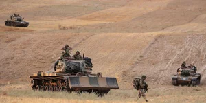 Τανκς και στρατιώτες σε χωράφι