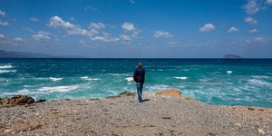 Ανθρωπος μπροστά σε θάλασσα και ουρανό