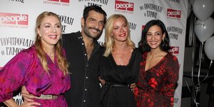 Ηθοποιοί χαμογελούν