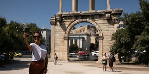 Τουρίστρια βγάζει σέλφι από τον αρχαιολογικό χώρο των στύλων του Ολυμπίου Διός