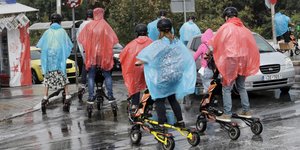 Τουρίστες στη βροχή, βολτάρουν στην Αθήνα με πατίνια