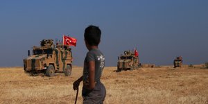 Παιδί στη Συρία κοιτάζει τα Τουρκικά στρατεύματα