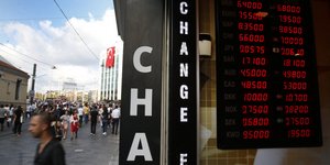 Εικόνα από γραφείο συναλλάγματος στην Κωνσταντινούπολη. Στο βάθος μια τουρκική σημαία