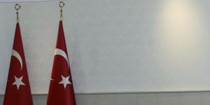 Τουρκικές σημαίες σε δημόσιο κτίριο στην Άγκυρα της Τουρκίας