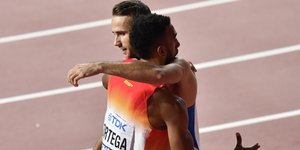 Ο Μίλαν Τραΐκοβιτς αγκαλιάζει τον Ορλάντο Ορτέγκα