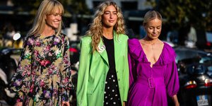 Τρεις γυναίκες περπατούν στον δρόμο