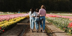 Τρεις γυναίκες περπατούν στο πάρκο