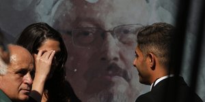 τρεις μπροστα σε εικόνα του Κασόγκι