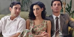 τρεις σε καναπέ 