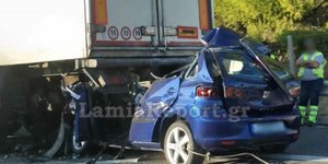 Αυτοκίνητο «καρφώθηκε» σε νταλίκα - Νεκρός ο οδηγός