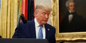 Ο Ντόναλντ Τραμπ αποχωρεί από το βήμα