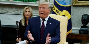 Ο Ντόναλντ Τραμπ καθιστός διαμαρτύρεται