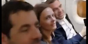 Ο Αλέξης Τσίπρας τα άκουσε στο αεροπλάνο για την Μακεδονία