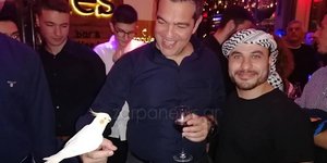 Ενας θαμώνας που κρατούσε έναν παπαγάλο κόκατιλ, τον έδωσε στον αρχηγό της αξιωματικής αντιπολίτευσης ο οποίος τον κράτησε στο δάχτυλό του χαμογελώντας