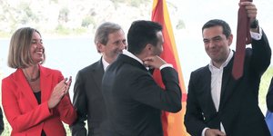 Αλέξης Τσίπρας κρατά γραβάτα και Ζόραν Ζάεφ στην υπογραφή της Συμφωνίας των Πρεσπών