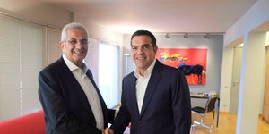 Ο Αλέξης Τσίπρας, με τον γενικό γραμματέα του ΑΚΕΛ, Άνδρο Κυπριανού