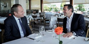 Στιγμιότυπο από την συνάντηση του πρωθυπουργού Αλέξη Τσίπρα με τον Πρόεδρο του Εΰρωπαϊκού Συμβουλίου Ντόναλτ Τουσκ