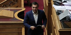 Ο Αλέξης Τσίπρας αποχωρεί από το βήμα της Βουλής