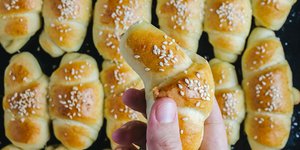 Σπιτική συνταγή για τυροπιτάκια με ζύμη που χρειάζεται μόνο τρία υλικά