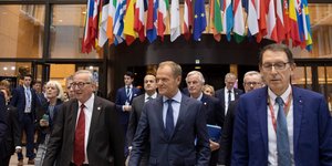 Τουσκ και Γιούνγκερ εξέρχονται της αίθουσας της ΕΕ