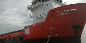 μεγάλο κοκκινο πλοίο