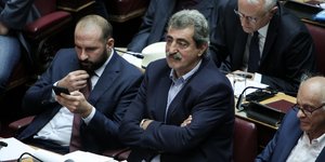 Ο Δημήτρης Τζανακόπουλος και ο Παύλος Πολάκης στη Βουλή 