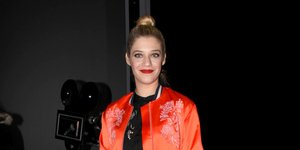 Η Τζένη Θεωνά με πιασμένα μαλλιά και κραγιόν σε έξοδο