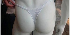 Στρινγκ σε ανδρικά αγάλματα από την Ουνέσκο