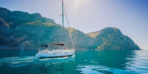 Βάρκα στη θάλασσα με ήλιο