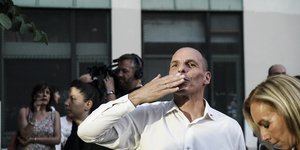 Ο Γιάνης Βαρουφάκης χορεύει κλαρίνα