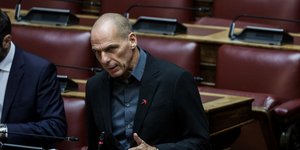 Ο Γιάνης Βαρουφάκης μιλάει στη Βουλή