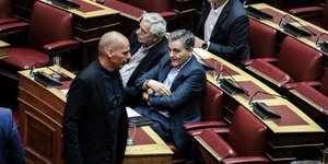 Ο Γιάνης Βαρουφάκης στη Βουλή περνά μπροστά από τα έδρανα του ΣΥΡΙΖΑ