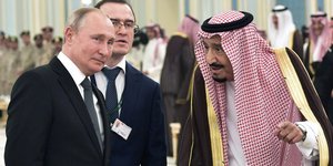 Βασιλιάς Σαλμάν δείχνει κάτι στον Βλαντιμίρ Πούτιν