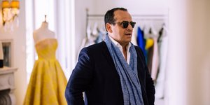 Ο Βασίλης Ζούλιας στο ατελιέ του με σακάκι και γυαλιά ηλίου