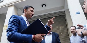 Βασίλης Κικίλιας με ντοσιέ δείχνει