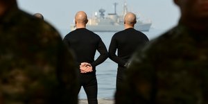 Οι βατραχάνθρωποι των Ενόπλων Δυνάμεων με το βλέμμα στη θάλασσα λίγο πριν την παρέλαση