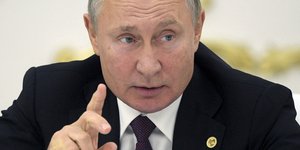 Βλάντιμιρ Πούτιν με δάχτυλο 