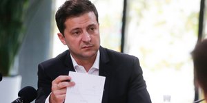 Ο Βολόντιμιρ Ζελένσκι κρατάει έγγραφο