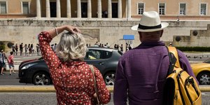 Ζευγάρι έξω από τη Βουλή