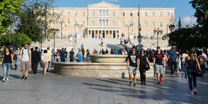 Κόσμος περπατάει στη πλατεία Συντάγματος