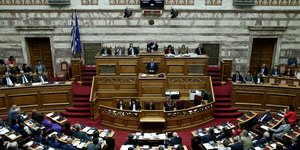 Ο Κυριάκος Μητσοτάκης δίνει ομιλία στη Βουλή