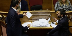 Κατά τη διάρκεια της ψηφοφορίας στη Βουλή για την προανακριτική