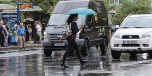 Γυναίκα κρατάει ομπρέλα στη βροχή