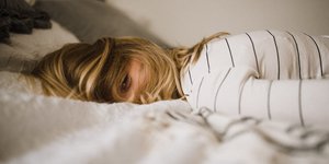 γυναικα με μαλλια ξαπλωμένη σε κρεβάτι