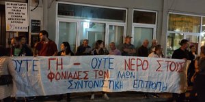 Διαδηλωτές με πανό κατά των ΗΠΑ στα Χανιά