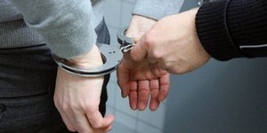 Χειροπέδες σε κρατούμενο