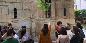 ξεναγηση πλάι σε εκκλησια