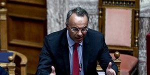 Ο Χρήστος Σταϊκούρας στα έδρανα της κυβέρνησης στη Βουλή